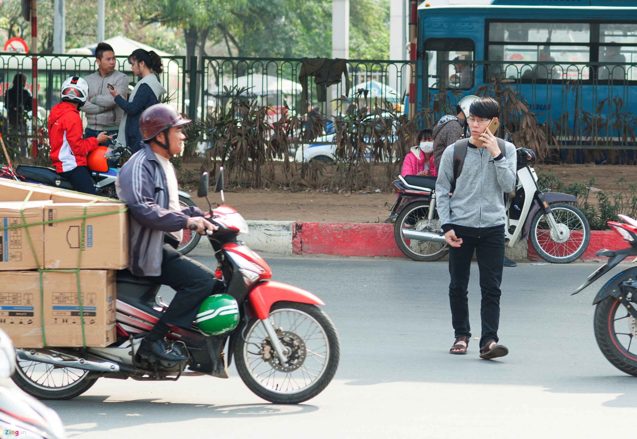 CSGT xử phạt, người đi bộ vẫn vi phạm luật tràn lan